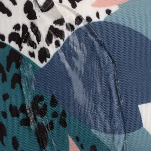 Primo piano del tessuto in nylon stampato impermeabile, texture resistente dello zaino.