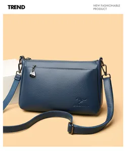 Vue détaillée du sac à bandoulière en cuir souple pour femme, design uni élégant.