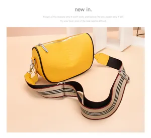Borsa a tracolla cilindrica in vera pelle gialla con ampia tracolla a righe, borsa casual ed elegante.