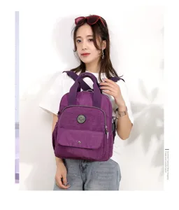 Mochila de nailon para mujer casual moda viaje con puerto USB y bolsillos con detalle.