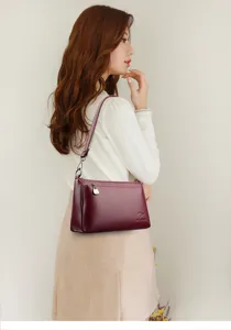 Détail élégant de sac à bandoulière en cuir souple, sac élégant pour femmes