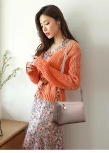 Vue détaillée du sac porté épaule souple pour femme, design élégant avec pièces métalliques.