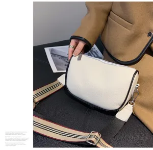 Borsa a tracolla a mezzaluna in pelle bianca da donna, elegante borsa con ampia tracolla.
