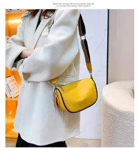 Borsa a tracolla in vera pelle gialla da donna con elegante tracolla a righe casual