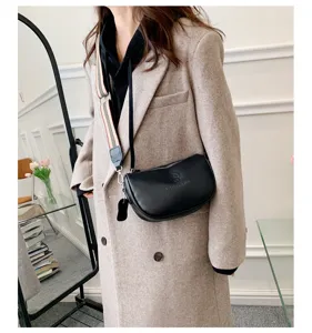 Borsa a tracolla in vera pelle da donna, elegante borsetta a mezzaluna con larga tracolla.