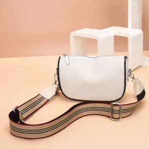 Elegante borsa a tracolla in pelle bianca con una comoda ampia tracolla a righe per donna.