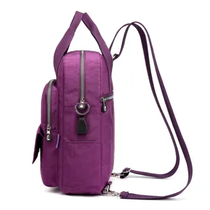 Vista detallada lateral de la mochila casual de nailon morado con bolsillos y cremalleras.