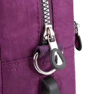 Mochila de nailon morado para mujer vista detallada, cremallera metálica y anilla, bolso resistente.
