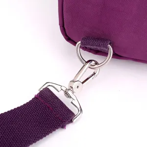 Mochila de nailon morada detalle hebilla de metal correa primer plano accesorio de moda