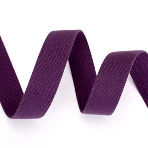 Vista detallada de cinta elástica morada resistente, ideal para costura y manualidades.