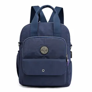 Mochila casual de nailon para mujer en azul oscuro con asas y puerto de carga USB vista principal.