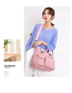 Roze nylon schoudertas detail, casual shopper met meerdere vakken en brede schouderriem.