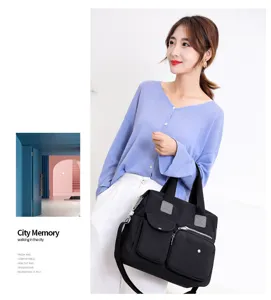 Casual nylon schoudertas voor dames, grote capaciteit dagelijkse tote en stijlvolle moeder reistas.