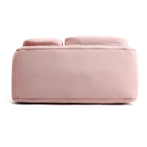 Roze nylon tas detail met duurzame stof en handige compartimenten voor dagelijks gebruik.