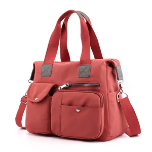 Ruime rode nylon schoudertas voor dames, stijlvolle reistas met meerdere handige vakken.