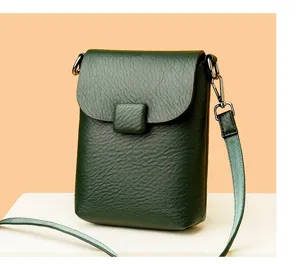 Bolso cruzado vertical verde oscuro para teléfono, cuero texturizado, solapa con hebilla.