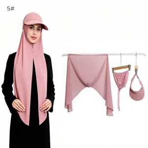 Vista dettagliata del set hijab in chiffon tinta unita da tre pezzi con cappuccio e visiera.