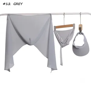 Vista dettagliata del set da tre pezzi in chiffon grigio con cappuccio e visiera parasole.