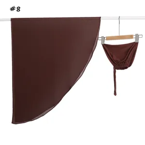Detail van lange chiffon sjaal en modal muts in bruin, effenkleurige 2-delige set.