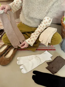 Comfortable women solid color tabi socks, breathable cotton daily casual wear socks.