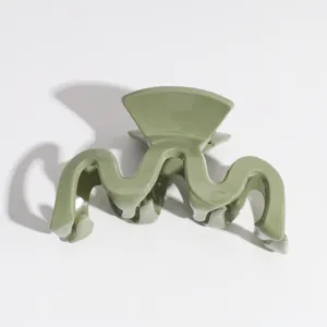 Pinza de pelo geométrica verde, elegante accesorio con diseño de ondas para uso diario.