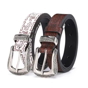 Detalle de cinturón de mujer con hebilla metálica tallada, elegante accesorio de cuero.