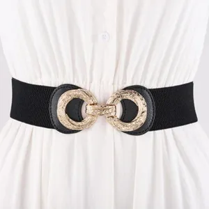 Primer plano del cinturón elástico negro con anillos dorados para detalles de vestidos.