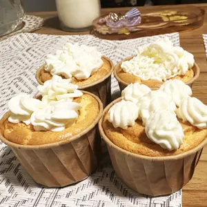 Καφέ χάρτινες θήκες για cupcakes ανθεκτικές στα λιπη για το ψήσιμο σε πάρτι γενεθλίων.