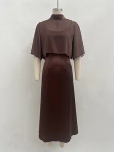 Robe de soirée élégante en satin marron avec superposition manches courtes transparente pour femmes.