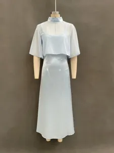 Robe nuisette en satin bleu clair avec superposition tulle transparent, détail de robe de soirée.