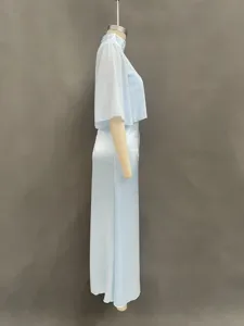 Robe de soirée sirène longue en satin bleu clair, élégante tenue de fête pour femme.