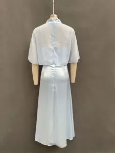 Détail de robe nuisette en satin bleu clair avec cape transparente, vue arrière élégante.