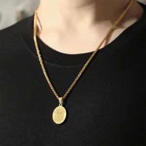 Nahaufnahme Detail der goldenen Saint Michael Medaillon Halskette für Herren aus Edelstahl.