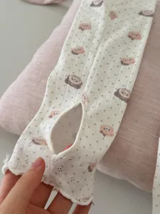 Chaussettes étriers en tricot avec imprimé d'ours et pois, bas longs doux pour femmes vue détail