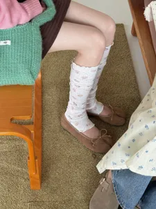 Jambières tricotées style japonais avec motif d'ours mignon pour femmes, détail chaussettes.