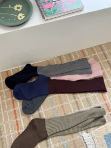 Chaussettes slouch côtelées à blocs de couleur pour femmes, style vintage automne hiver.