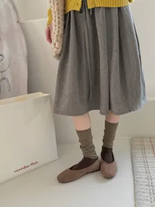 Vue détaillée de chaussettes empilées côtelées vintage pour femmes avec chaussures plates.