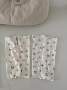 Jambières en tricot à pois et motif d'ours, chaussettes longues confortables détail.
