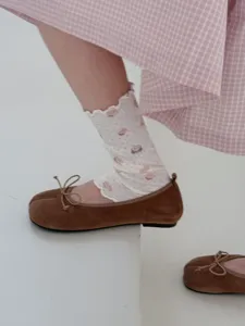 Chaussures plates marrons et chaussettes à volants avec motif de petit ours mignon style japonais.