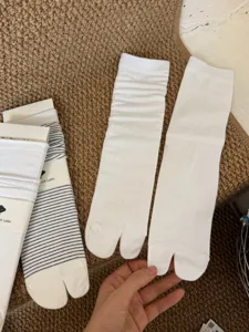 Comfortable white split toe tabi socks for women, breathable cotton daily wear casual socks.