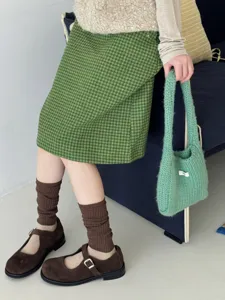 Gros plan de chaussettes côtelées vintage associées à des chaussures Mary Jane marron.