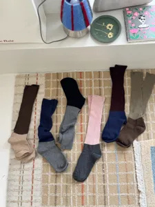 Vue détaillée de chaussettes longues côtelées à blocs de couleurs, style automne hiver confortable.