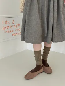 Gros plan de chaussettes empilées côtelées vintage avec une texture douce pour l'automne hiver.