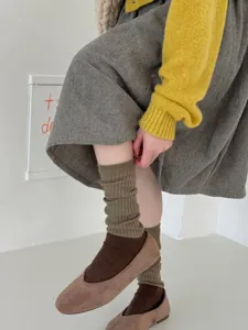 Vue détaillée de chaussettes empilables côtelées rétro pour femmes, vêtements d'automne doux.