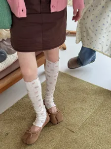 Jambières étriers à motif d'ours mignon, chaussettes slouchy tricotées pour look quotidien.