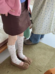 Chaussettes slouch imprimé ours mignon et jambières tricotées style japonais pour femme détail.