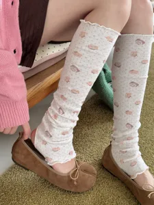 Vue détaillée de jambières d'étrier en tricot doux avec motifs d'ours et pois mignons.