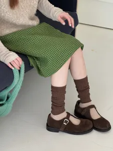 Vue détaillée des chaussettes empilées côtelées marron de style rétro vintage.