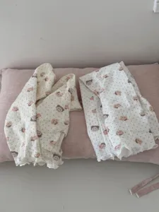 Vue détaillée de jambières à pois avec motif d'ours style japonais, tissu de chaussette en maille.