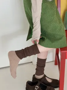 Gros plan de chaussettes slouch superposées côtelées rétro, tissu respirant confortable pour femmes.